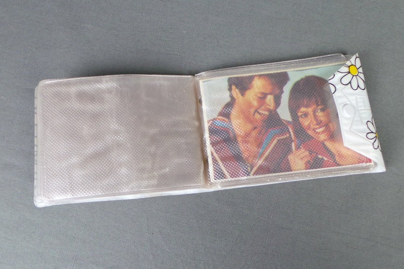 1970s White Daisy Photo Album Wallet