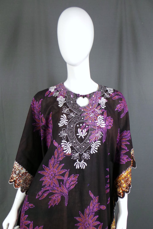 1970s Purple Batik Print Scallop Edge Kaftan, 45in Bust