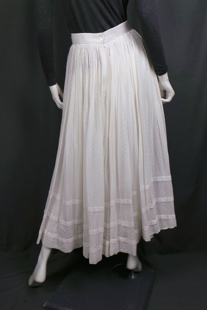 1970s White Swiss Dot Full Prairie Skirt | XS