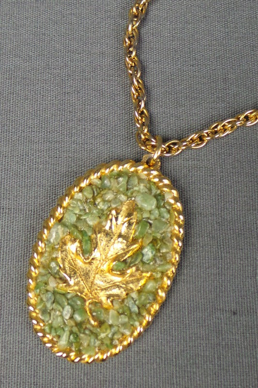 1970s Jade Chip Gold Tone Maple Leaf Necklace